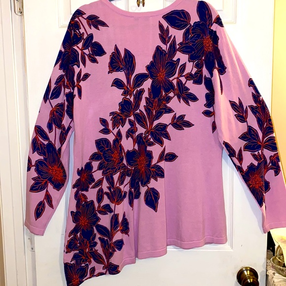 ISAAC MIZRAHI SZ XL . NWOT Sweater with floral design. One side is longer . - Picture 7 of 12